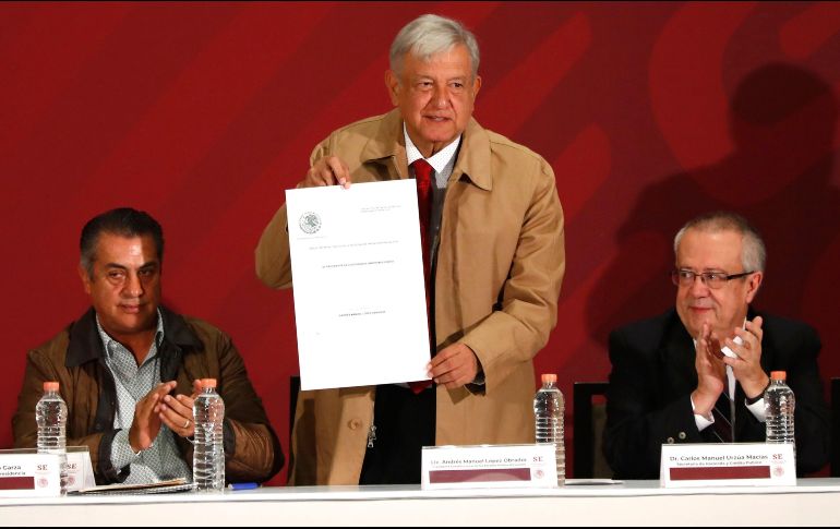 López Obrador firma el decreto de Estímulo Fiscales para la Región de la Frontera Norte y presenta el programa de la Secretaría de Economía que se mudará a Monterrey. Lo acompañan Jaime Rodríguez Calderón (i) y Carlos Urzúa (d). SUN / Y. Xolalpa