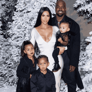 North West causa polémica por usar labial rojo en fiesta navideña