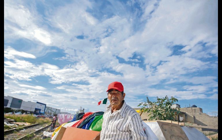 Salomón Morales mantiene a sus hijos y nietos con su trabajo  como recolector de productos que son desechados en la vía pública. EL INFORMADOR / F. Atilano