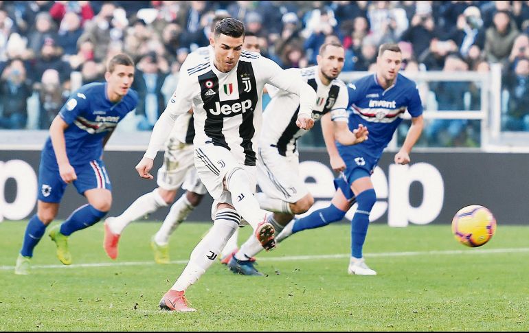 Cristiano Ronaldo cobra el penalti para anotar su segundo gol del encuentro y darle la victoria a la Juventus. EFE