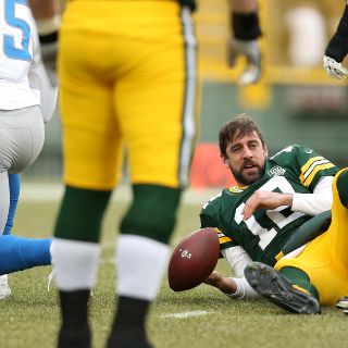 Aaron Rodgers deja partido ante Detroit por posible conmoción cerebral
