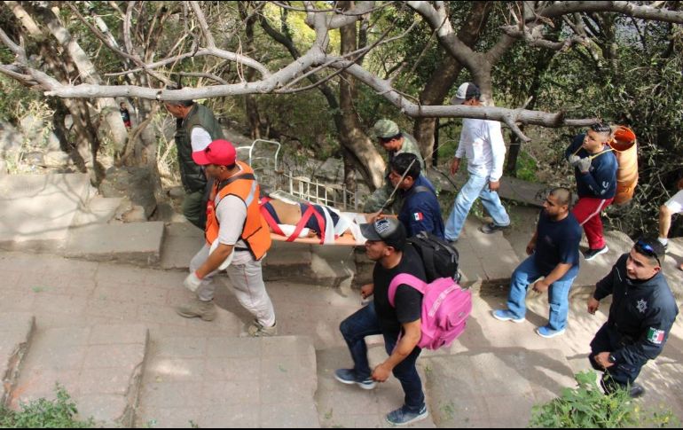 El menor fue trasladado a la Cruz Roja al presentar un golpe en la cabeza y una posible fractura en el brazo derecho. ESPECIAL / Policía de Guadalajara