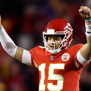 Con un Mahomes de récord, Chiefs apalean a Raiders
