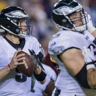 Foles guía a Eagles a la victoria y a los playoffs