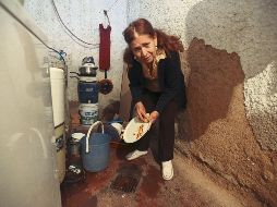 Ante los problemas de abasto y mala calidad de agua que se mantienen en la metrópoli, algunos habitantes como María de la Cruz Silva, de la Colonia División del Norte, en Zapopan, utilizan agua del aljibe para lavar los trastes. EL INFORMADOR / G. Gallo