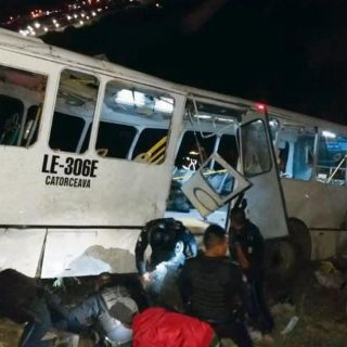 Suman nueve muertes tras accidente de autobús