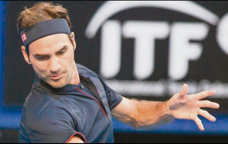 Roger Federer regresa una bola a Cameron Norrie, en su juego de ayer. AFP