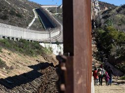 Donald Trump insiste en que por el muro que pretende construir a lo largo de la frontera con México pueda verse a través desde Estados Unidos, tal como le han recomendado expertos de la Patrulla Fronteriza. AFP / G. Arias