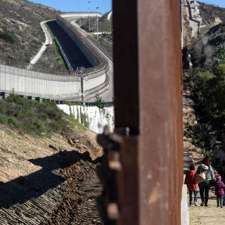 Trump insiste en muro en la frontera con México a través del que pueda verse