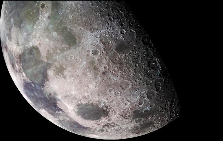 Se ve siempre la misma cara lunar debido a que la velocidad de rotación de la Luna coincide con su velocidad de traslación, de manera que el mismo hemisferio se mantiene en todo momento frente a la Tierra. ESPECIAL / nasa.gov