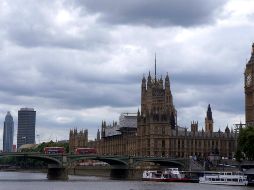 Esta mañana, agentes de la policía de fronteras detuvieron a doce personas, incluido un niño de diez años, que habían desembarcado con un pequeño bote en una playa del condado de Kent. NTX/ M. Gutiérrez