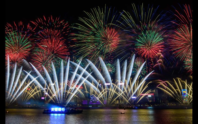 Fuegos artificiales cobre el Victoria Harbour durante la celebración de Año Nuevo en Hong Kong. AFP / A. Wallace
