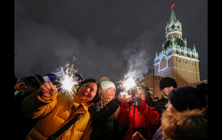 Asistentes en la Plaza Roja en Moscú, disfrutan de la celebración. EFE / S. Ilnitsky