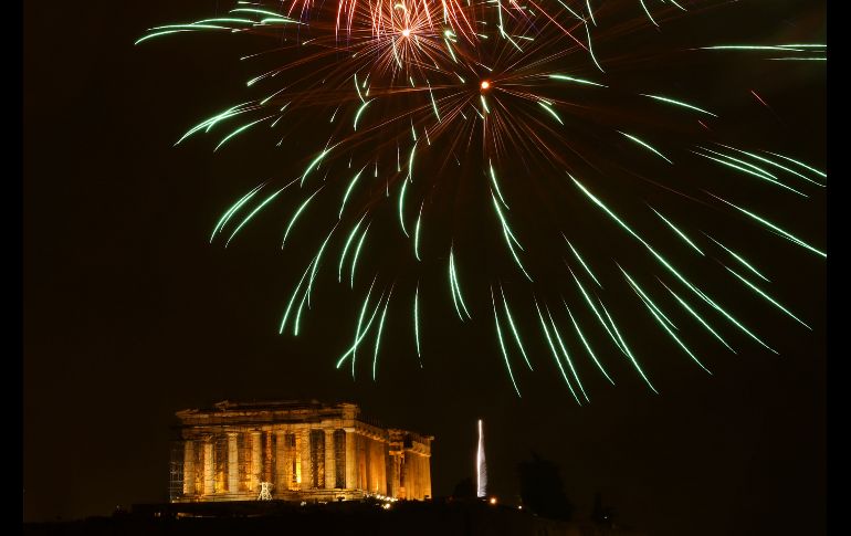 Celebración de Año Nuevo en Atenas, Grecia. EFE / O. Panagiotou