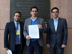 El coordinador general jurídico del PAN, Raymundo Bolaños, así como el abanderado, acudieron al Tribunal Electoral para presentar la denuncia. ESPECIAL