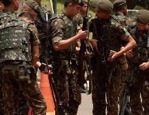 El despliegue de policías y soldados incluye el refuerzo de blindados y helicópteros, con cazabombarderos listos para despegar frente a cualquier amenaza. EFE / J. Alves