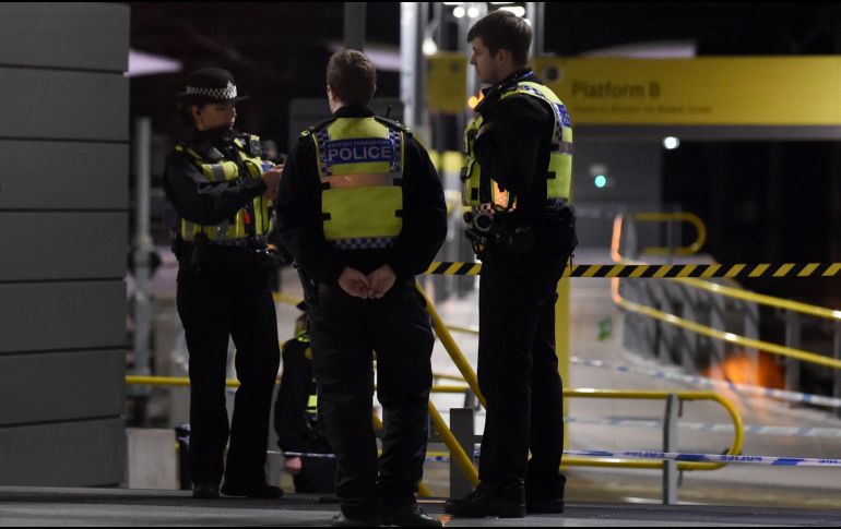 Un hombre apuñaló a tres hombres la noche de ayer lunes en la estación Victoria de la ciudad inglesa. AFP / P. Ellis