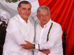 López Obrador asistió a la toma de protesta del nuevo gobernador de Tabasco (izq). NTX / ARCHIVO