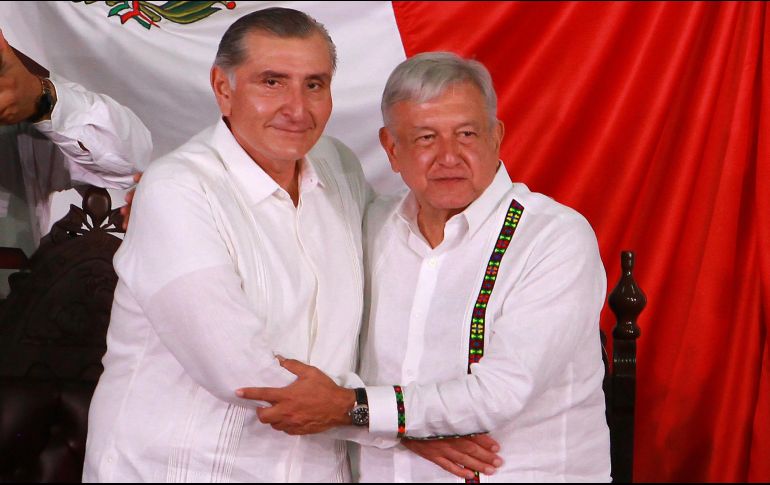 López Obrador asistió a la toma de protesta del nuevo gobernador de Tabasco (izq). NTX / ARCHIVO