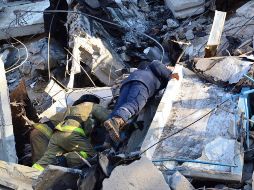 La explosión fue provocada por un fuga de gas en el edificio de 10 pisos ubicado en Magnitogorsk.  EFE / EPA