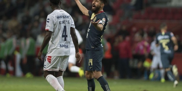 Captan a Oribe Peralta jugando &ldquo;cascarita&rdquo; en su pueblo natal