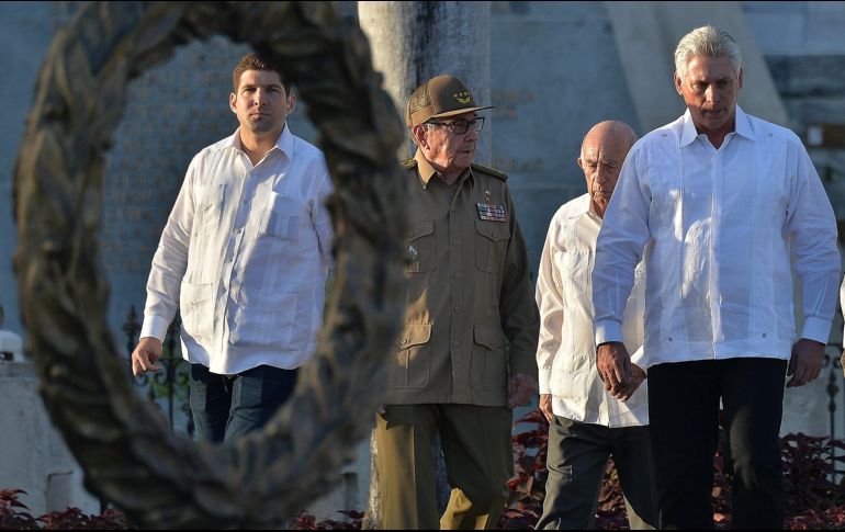 Raúl Castro (centro) y Díaz-Canel (derecha),  en un acto por el 60 aniversario de la Revolución cubana. EFE / E. Mastrascusa