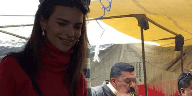 Emily Ratajkowski come quesadillas en Xochimilco