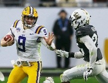 Joe Burrow (#9) lanzó cuatro pases de anotación para romper una racha de 25 triunfos de UCF. AP / R. Franklin
