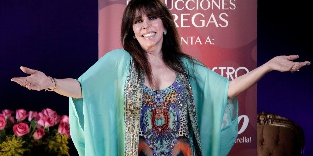 Ver&oacute;nica Castro desea feliz a&ntilde;o mientras escucha a Cristian Castro