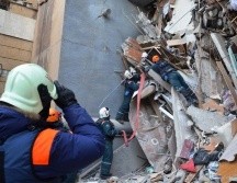 El desastre en la madrugada del lunes sucedió después de una explosión que las autoridades dicen que probablemente fue causada por una fuga de gas. EFE