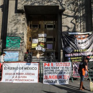 Protestan afuera de la SCJN; policía capitalina impide cadena humana