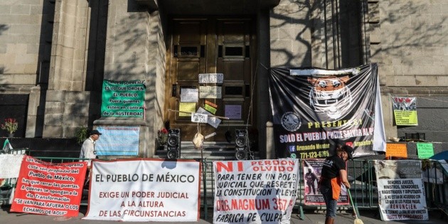 Protestan afuera de la SCJN; polic&iacute;a capitalina impide cadena humana