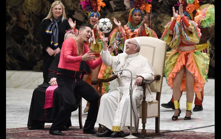 El Papa Francisco hace malabares con un artista del circo de Cuba, durante una presentación en la audiencia general semanal en el Vaticano. AFP/T. Fabi