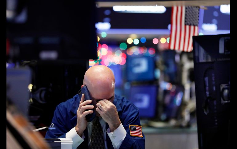 Un corredor reacciona en el piso de la Bolsa de Valores de Nueva York,  Estados Unidos. La Bolsa comenzó el año con pérdidas en torno al punto porcentual. AP/R. Drew