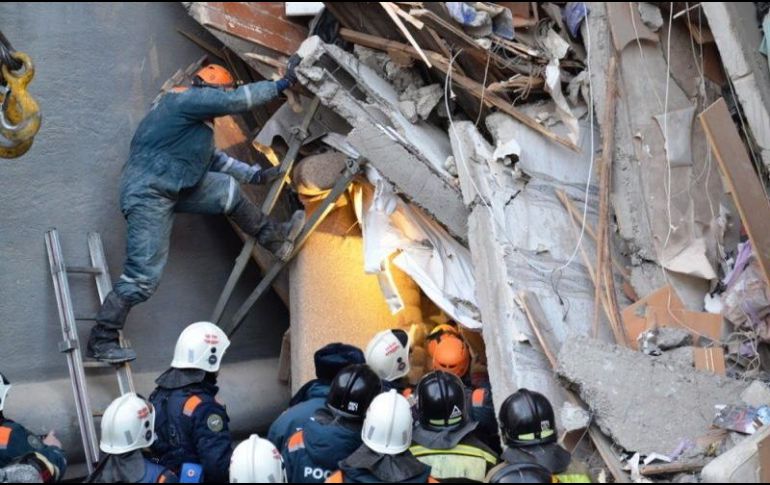 Elementos de protección civil continúan con los trabajos de búsqueda entre los escombros, aunque los esfuerzos son complicados debido al riesgo de derrumbe. EFE / Ministerio de Situaciones de Emergencia