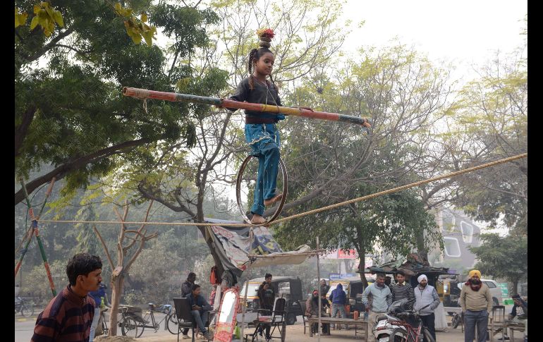 Una joven de 10 años, de nombre Laxmi, se balancea en una cuerda durante un espectáculo en calles de Amritsar, India. AFP/N. Nanu
