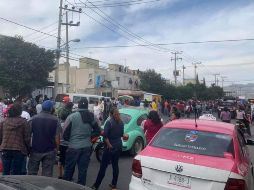 Los vecinos revisan viviendas y azoteas para tratar de ubicarlo, por lo que la inhumación fue suspendida. ESPECIAL