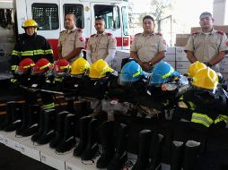 Los bomberos tapatíos recibieron 76 equipos contra incendio, 69 kits de equipo de protección para labores de búsqueda y rescate, 470 pares de botas y 1140 uniformes. TWITTER/ @DelToroIsmael