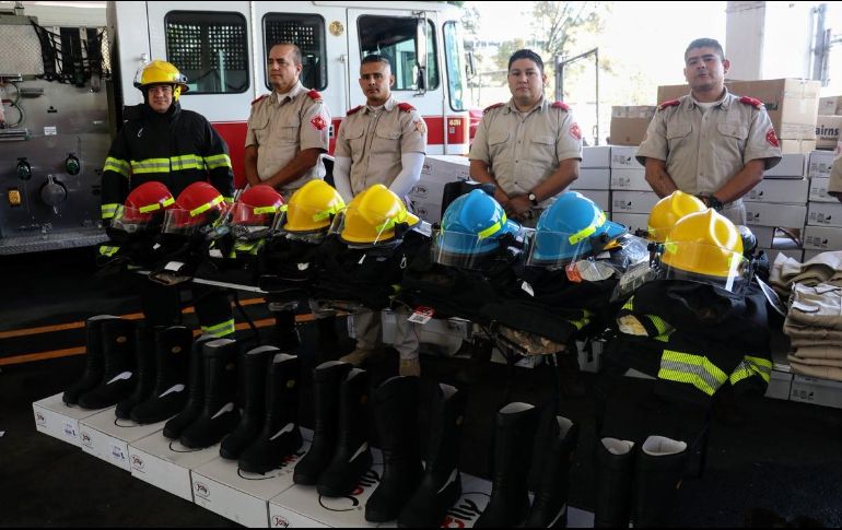 Los bomberos tapatíos recibieron 76 equipos contra incendio, 69 kits de equipo de protección para labores de búsqueda y rescate, 470 pares de botas y 1140 uniformes. TWITTER/ @DelToroIsmael