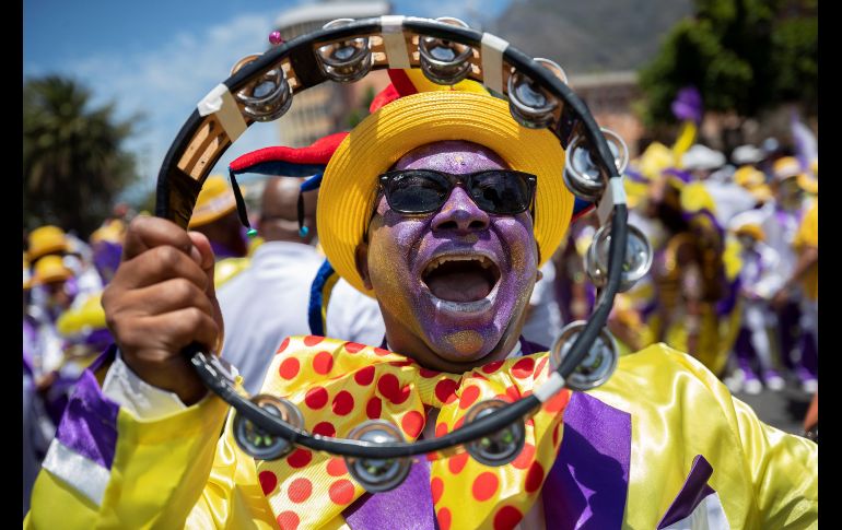 Miembros de las comparsas del Minstrel Carnival participan en el Carnaval de Segundo Año Nuevo  por las calles de Ciudad del Cabo, Sudáfrica. EFE/N. Bothma