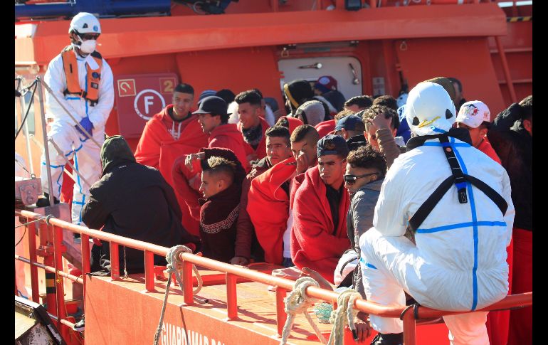 Salvamento marítimo a su llegada al puerto español de Algeciras con 49 inmigrantes de origen marroquí rescatados en aguas del estrecho cuando intentaban llegar a la costa. EFE/A.Carrasco