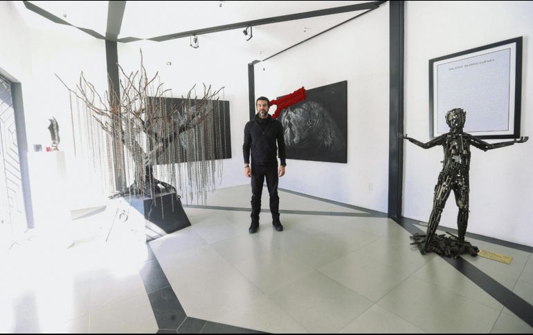 Álvaro Cuevas abre su espacio cultural con exposiciones que incluyen sus propias obras y de otros talentos artísticos. EL INFORMADOR / G. Gallo