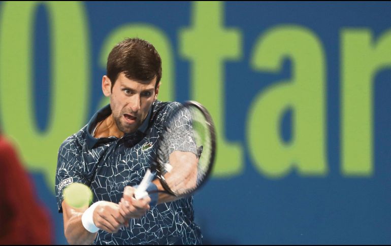 El serbio Novak Djokovic regresa una bola al húngaro Marton Fucsovics, a quien dejó fuera del torneo en tres sets. AFP /
