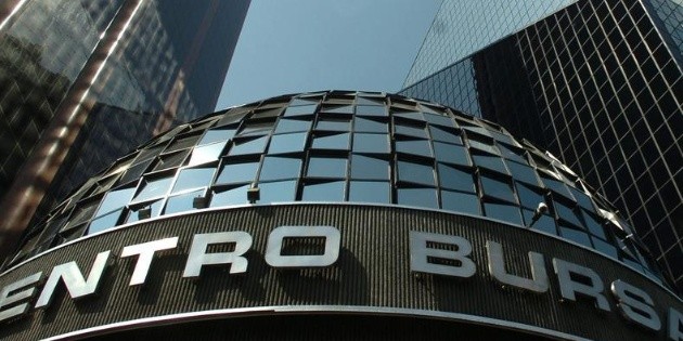 Bolsa Mexicana baja, atenta a noticias del gobierno de EU
