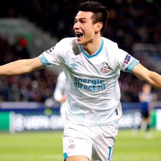 Chelsea prepara millonaria oferta por Lozano, según medios ingleses