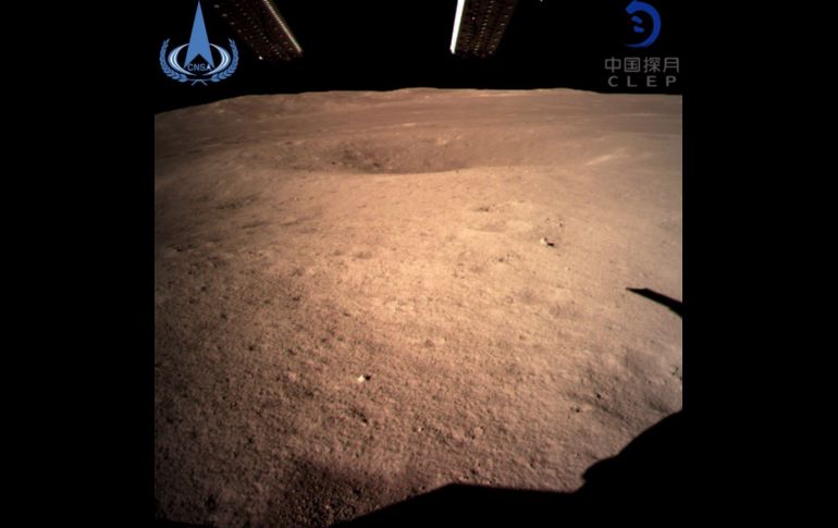 Imagen de la cara oculta de la luna captada por la sonda Chang'e 4, que ha supuesto un nuevo hito para China dentro de su programa espacial al convertirse en el primer país que logra alunizar hoy en el lado oscuro de la superficie lunar. EFE/Administración Espacial Nacional China