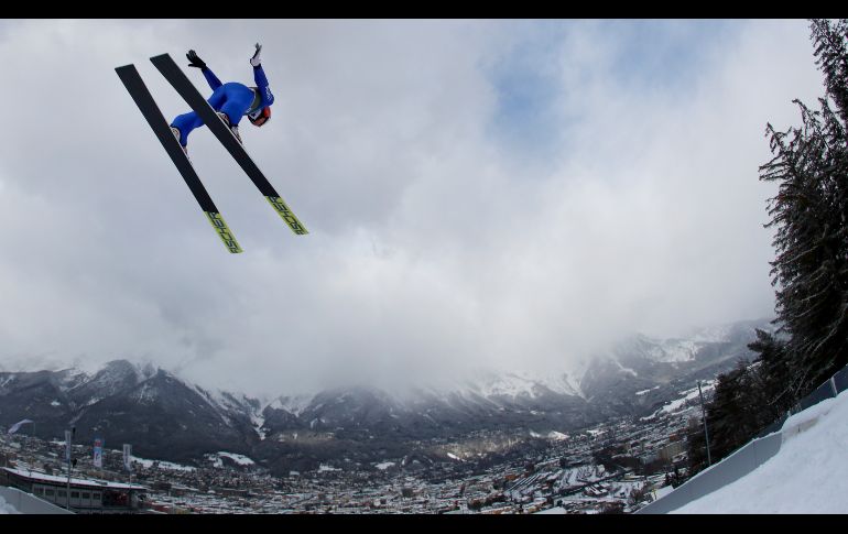 Richard Freitag, de Alemania, realiza un salto de prueba para el torneo de salto de esquí Four Hillls en  Innsbruck, Austria. AP/M. Schrader