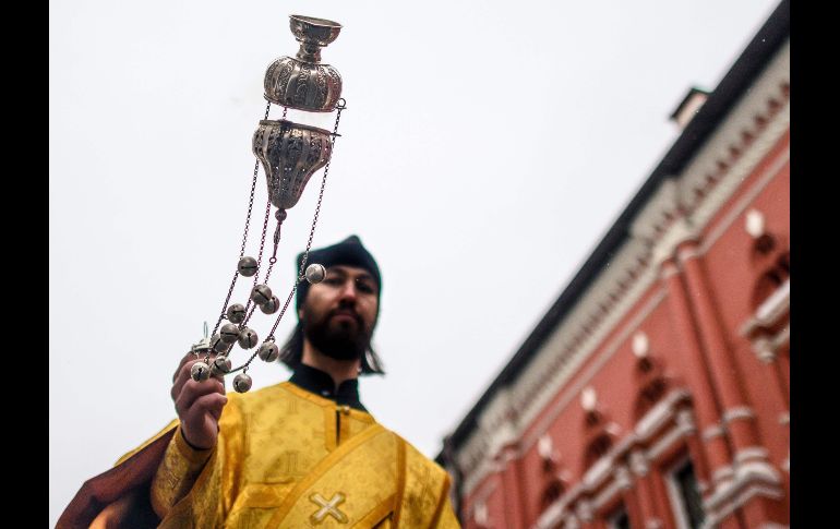 Un sacerdote ruso ortodoxo participa en una procesión para celebrar a San Pedro de Kiev en el monasterio Vissoko Petrovsky de Moscú. AFP/M. Antonov