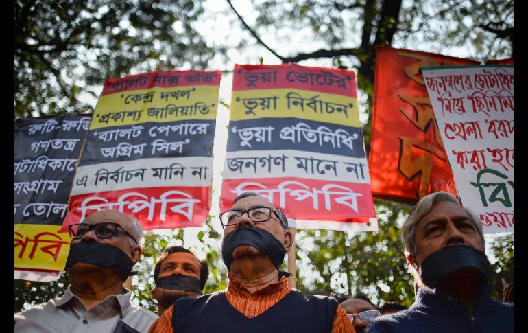 Activistas de izquierda protesta en Dacca, Bangladesh en contra del presunto fraude en la elección general en la resultó vencedor el partido en el poder, la Liga Awami. AFP/M. Uz Zaman