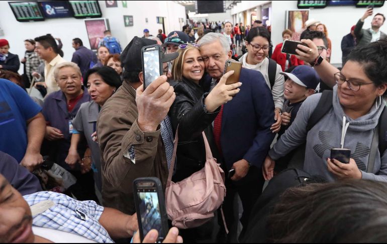 A su llegada al Aeropuerto Internacional Benito Juárez de la Ciudad de México, varias personas se acercaron al Presidente de la República para tomarse selfies. SUN/A. Ojeda
